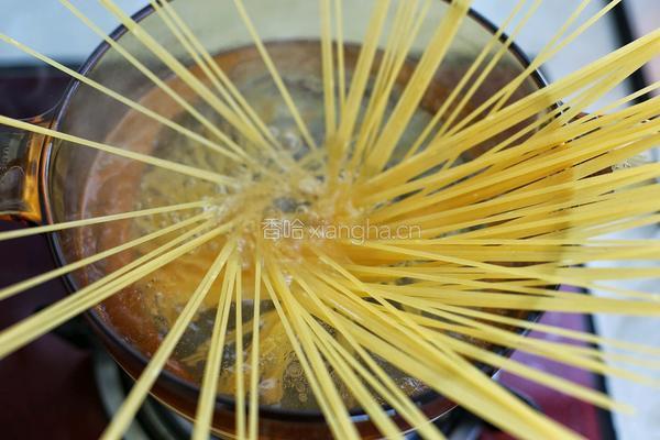 黑椒蘑菇培根炒意面的做法图解5