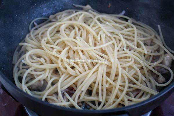 黑椒蘑菇培根炒意面的做法图解9