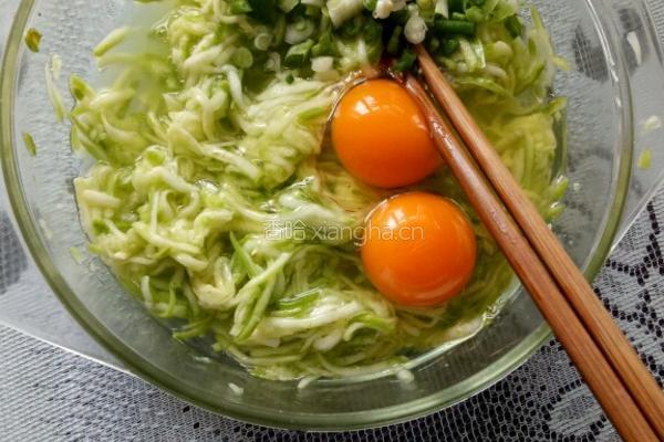 西葫瓜蛋饼的做法图解2