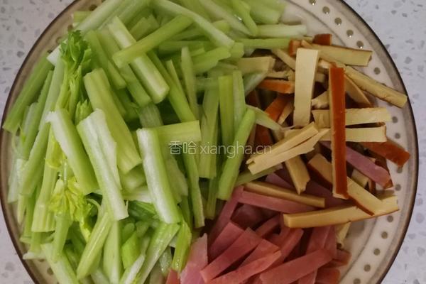西芹火腿的做法图解1