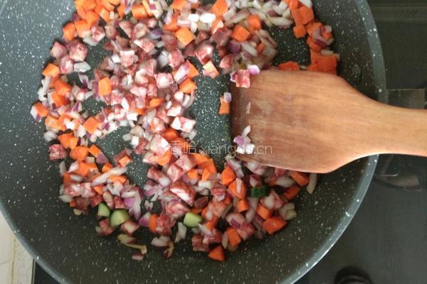 腊肠炒饭的做法图解4