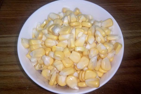 杂蔬松仁玉米丁的做法图解1