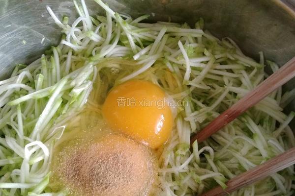 西葫芦火腿饼子外酥里嫩宝宝超爱吃的的做法图解3