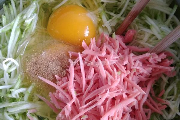 西葫芦火腿饼子外酥里嫩宝宝超爱吃的的做法图解4
