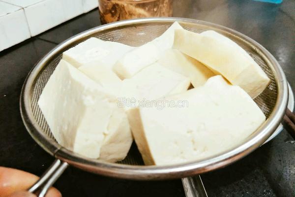 香煎红烧豆腐的做法图解1