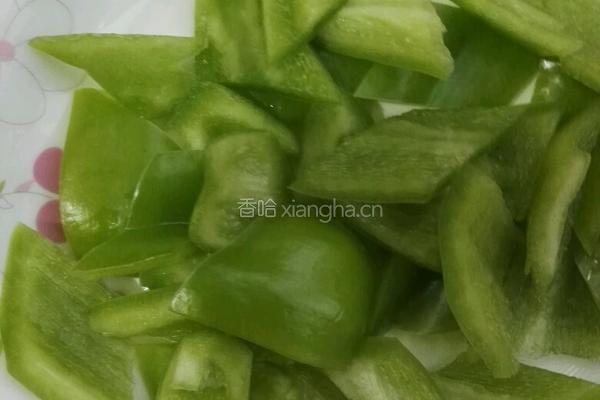 青椒炒鱿鱼的做法图解2