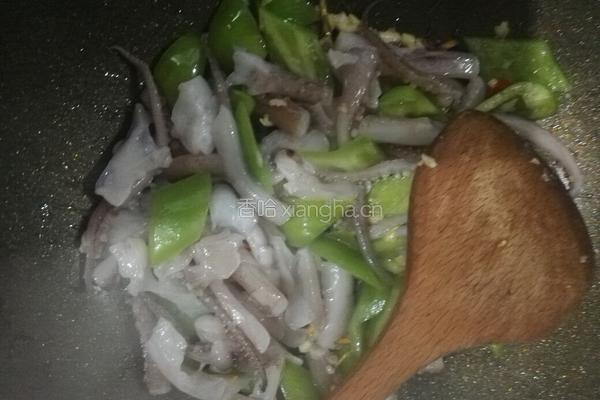 青椒炒鱿鱼的做法图解6