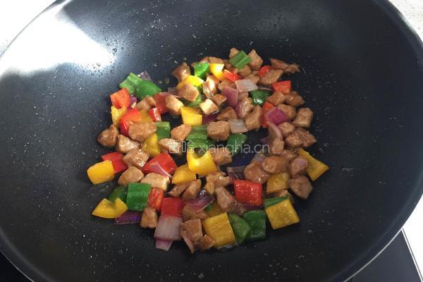 彩椒肉丁的做法图解8