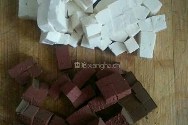 家常鸭血豆腐汤的做法图解2