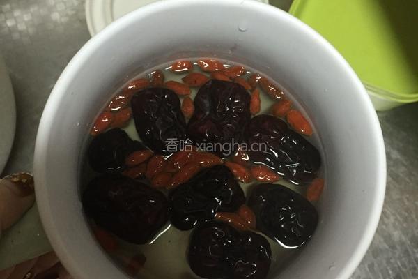 银耳红枣枸杞汤的做法图解2