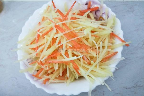 土豆丝鸡蛋饼的做法图解1