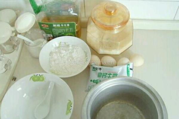 电饭煲蛋糕的做法图解1