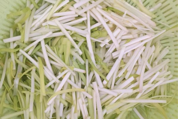 蒜黄炒肉的做法图解2