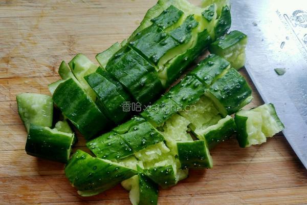老醋花生米拌黄瓜的做法图解4