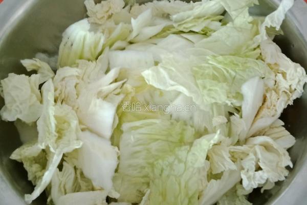 榛蘑炒菜白菜的做法图解1