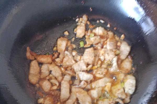 榛蘑炒菜白菜的做法图解3