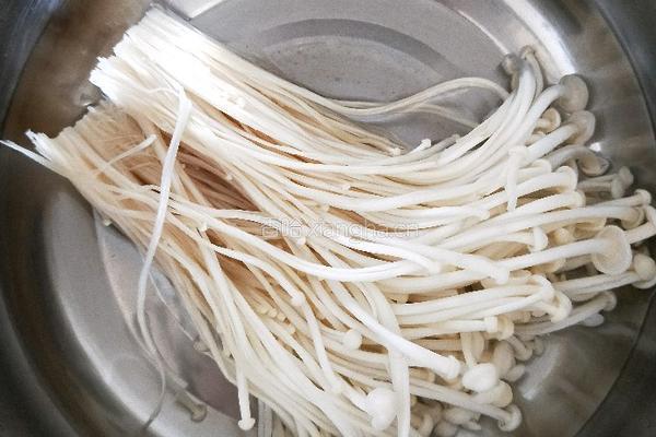 金针菇炒肉的做法图解2