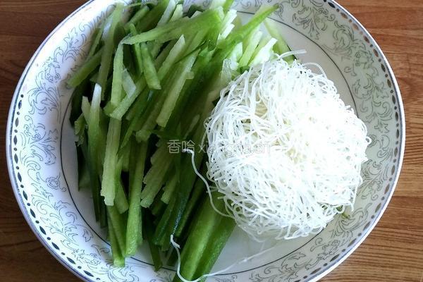 萝卜粉丝汤的做法图解2
