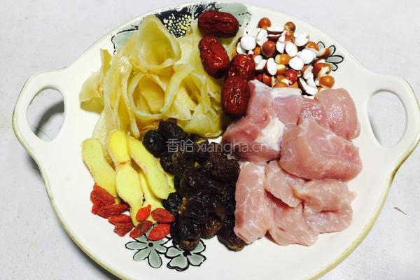 花胶瘦肉芡实桂圆汤的做法图解1