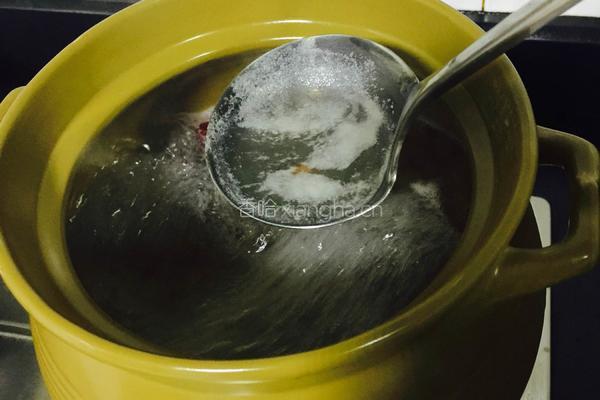 花胶瘦肉芡实桂圆汤的做法图解5