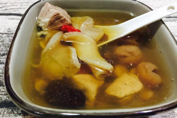 花胶瘦肉芡实桂圆汤的做法图解7