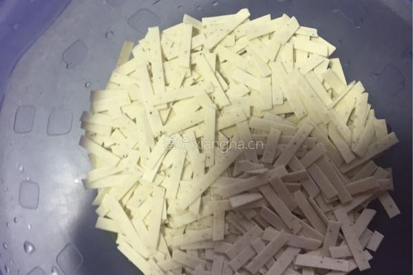 虾仁小白菜面的做法图解1