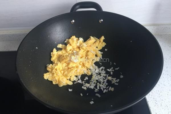 蒜苗炒鸡蛋的做法图解3
