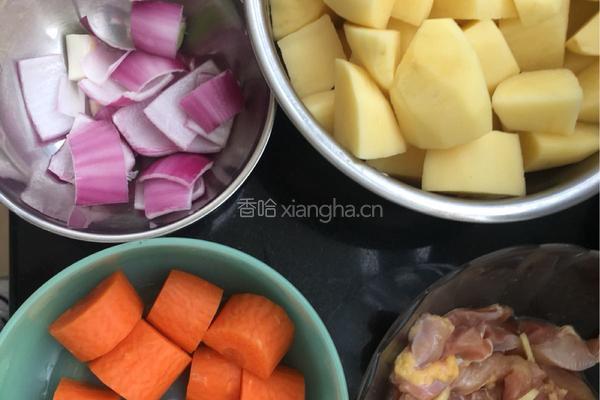 咖喱鸡肉土豆的做法图解1