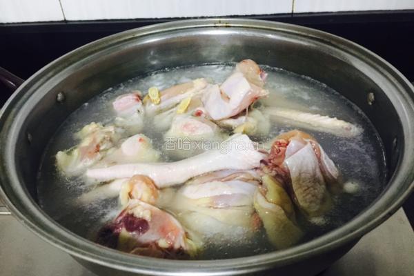 瑶柱板栗黄芪土鸡汤的做法图解3