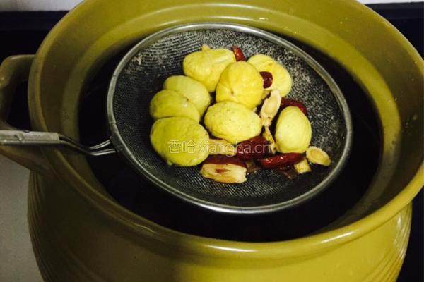 瑶柱板栗黄芪土鸡汤的做法图解5