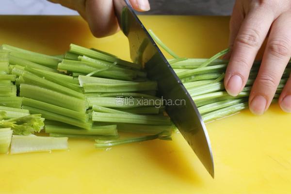腰果仁炝芹菜的做法图解2
