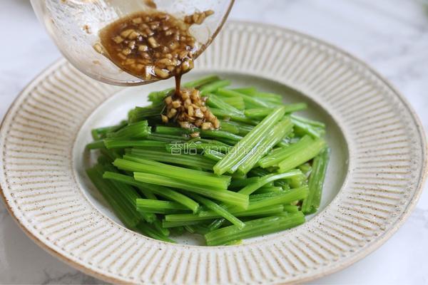 腰果仁炝芹菜的做法图解9