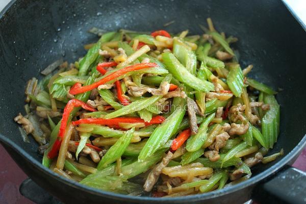 西芹瘦肉炒土豆的做法图解12