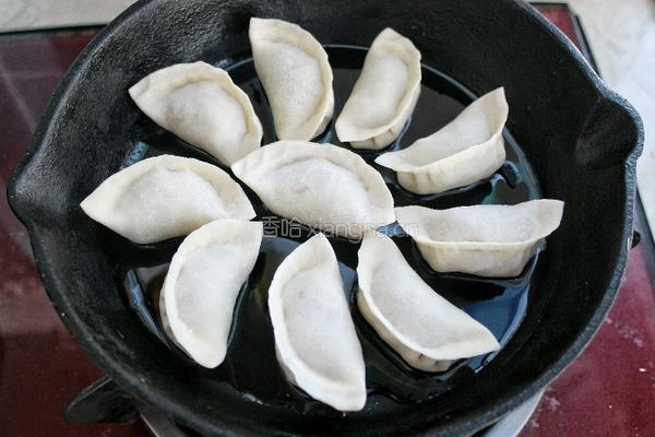 抱蛋煎饺的做法图解2