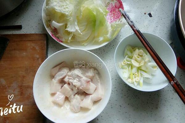 猪肉炖粉条的做法图解1