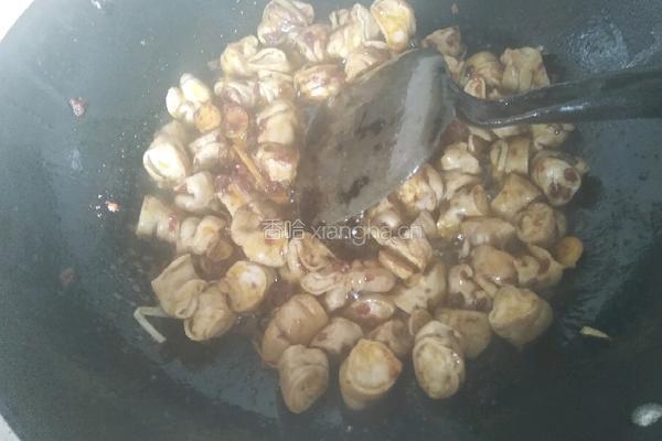 土豆烧肥肠的做法图解5