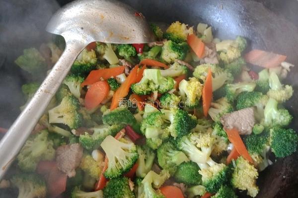 西兰花炒肉的做法图解4