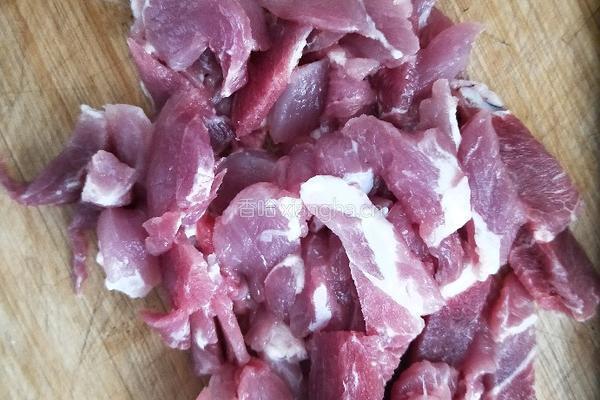 蘑菇炖肉的做法图解2
