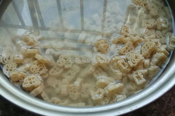 小猪佩奇意大利面的做法图解1