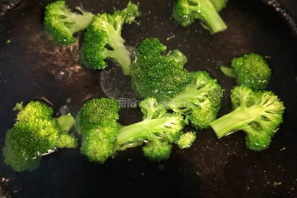 西兰花鸡肉肠的做法图解1