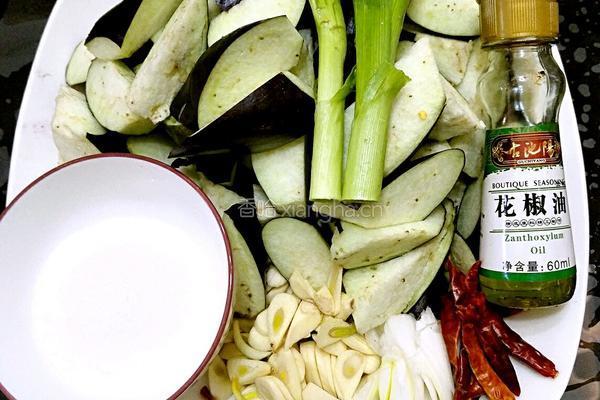 鲁菜大师蒋家常菜风味茄子的做法图解2