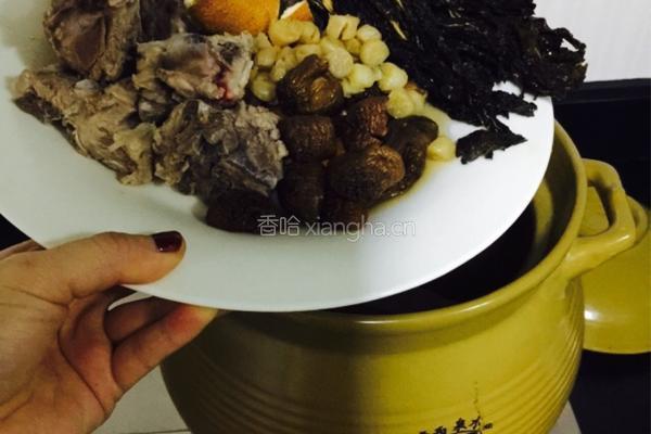松茸菌瑶柱菜干猪骨汤的做法图解5