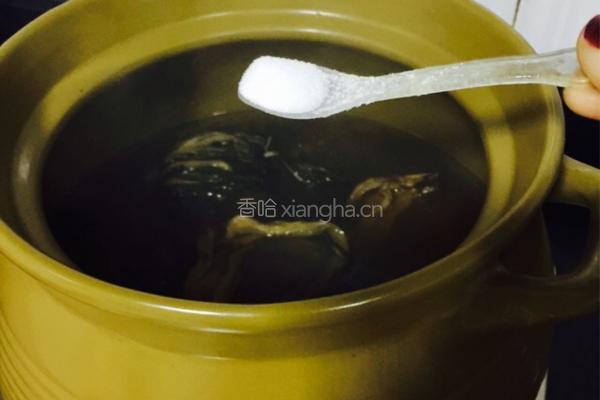 松茸菌瑶柱菜干猪骨汤的做法图解6