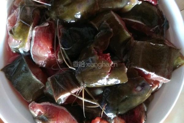 萝卜干鲶鱼汤的做法图解1