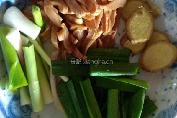 萝卜干鲶鱼汤的做法图解2