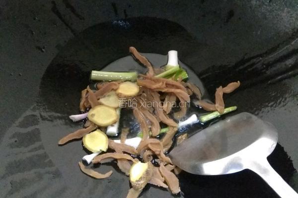 萝卜干鲶鱼汤的做法图解4