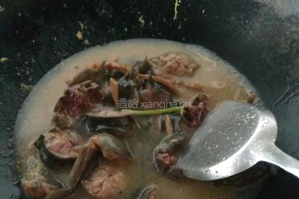 萝卜干鲶鱼汤的做法图解6