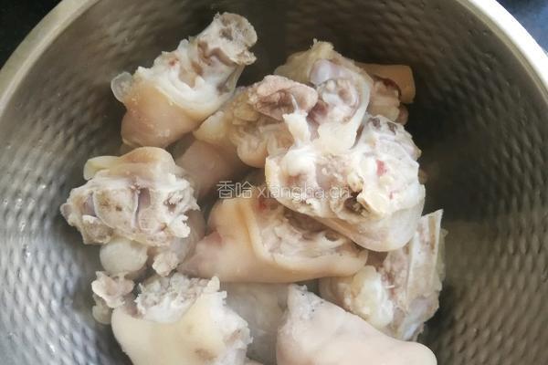 酱猪蹄的做法图解1