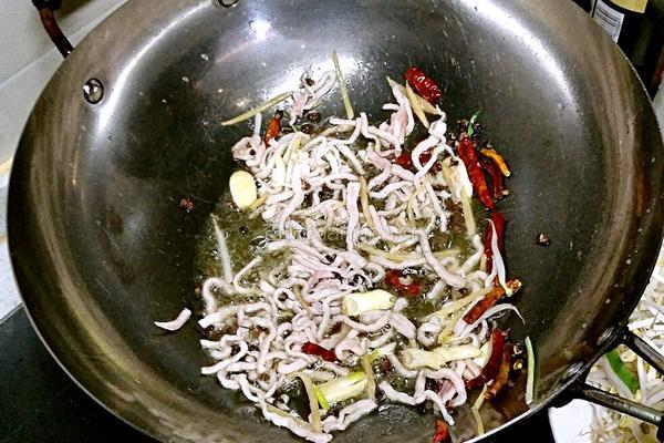 鲁菜大师蒋家常菜炒香辣豆牙肉丝的做法图解2