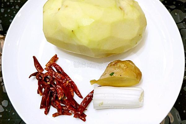 鲁菜大师蒋家常菜凉拌香辣土豆丝的做法图解1